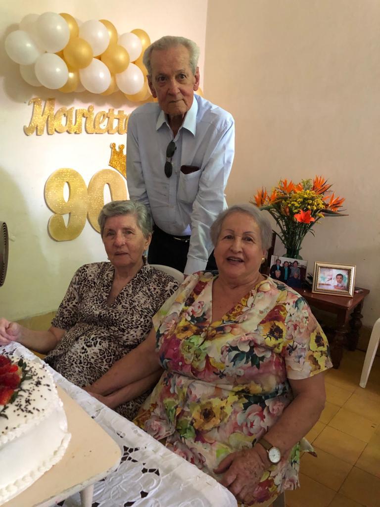 La cumpleañera con su gran amiga Teo Bahamón de Rúgeles y Alfonso Rúgeles.